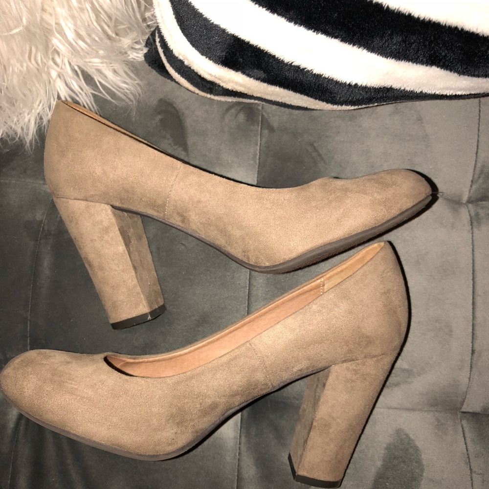 Chinese Laundry Camel-colored suede pumps